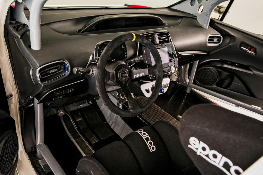 Интерьер Toyota Prius Extreme 2016 года  (фото 5 из 8)